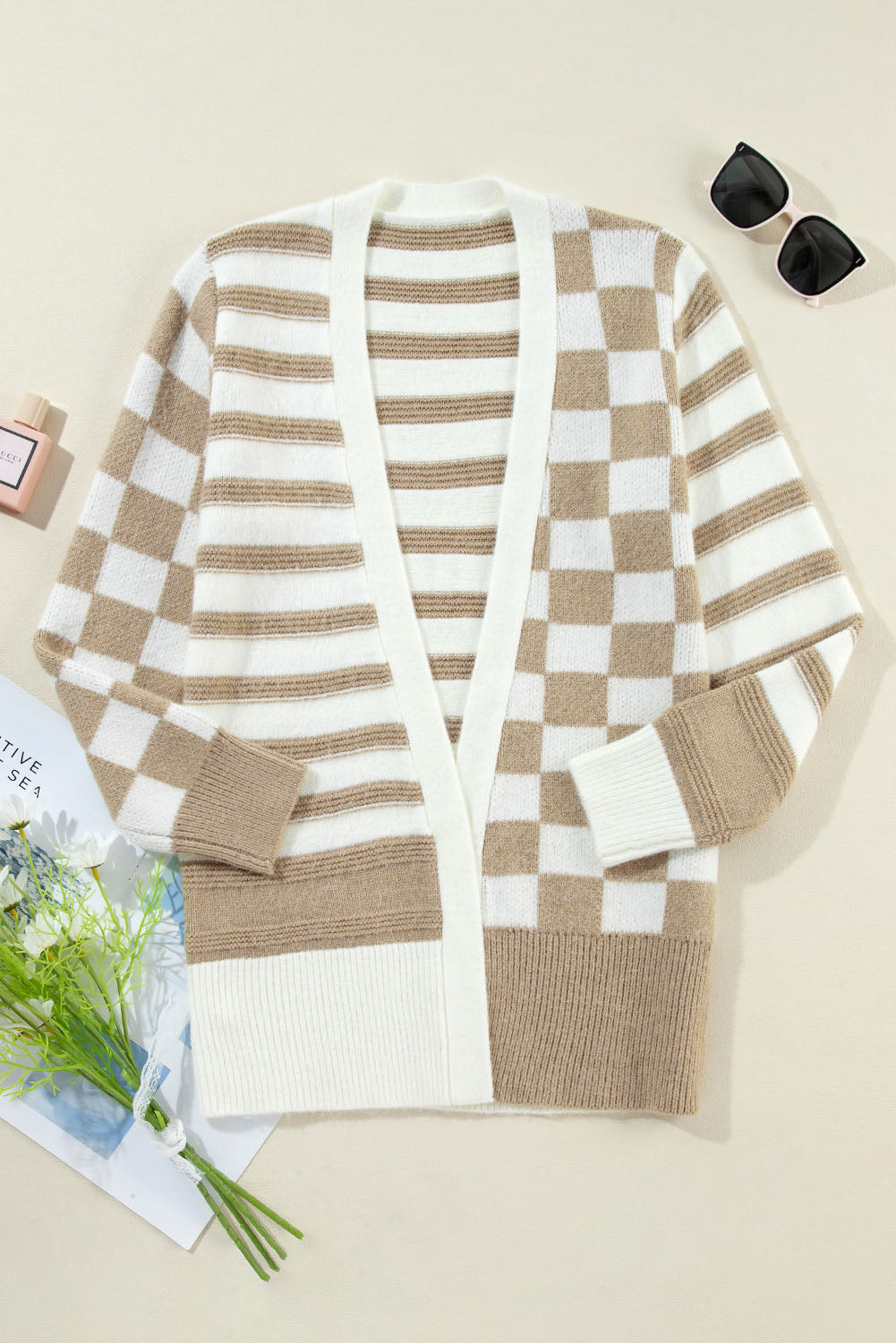 Rauchgrauer gestreifter gingham-strickcardigan mit offener vorderseite