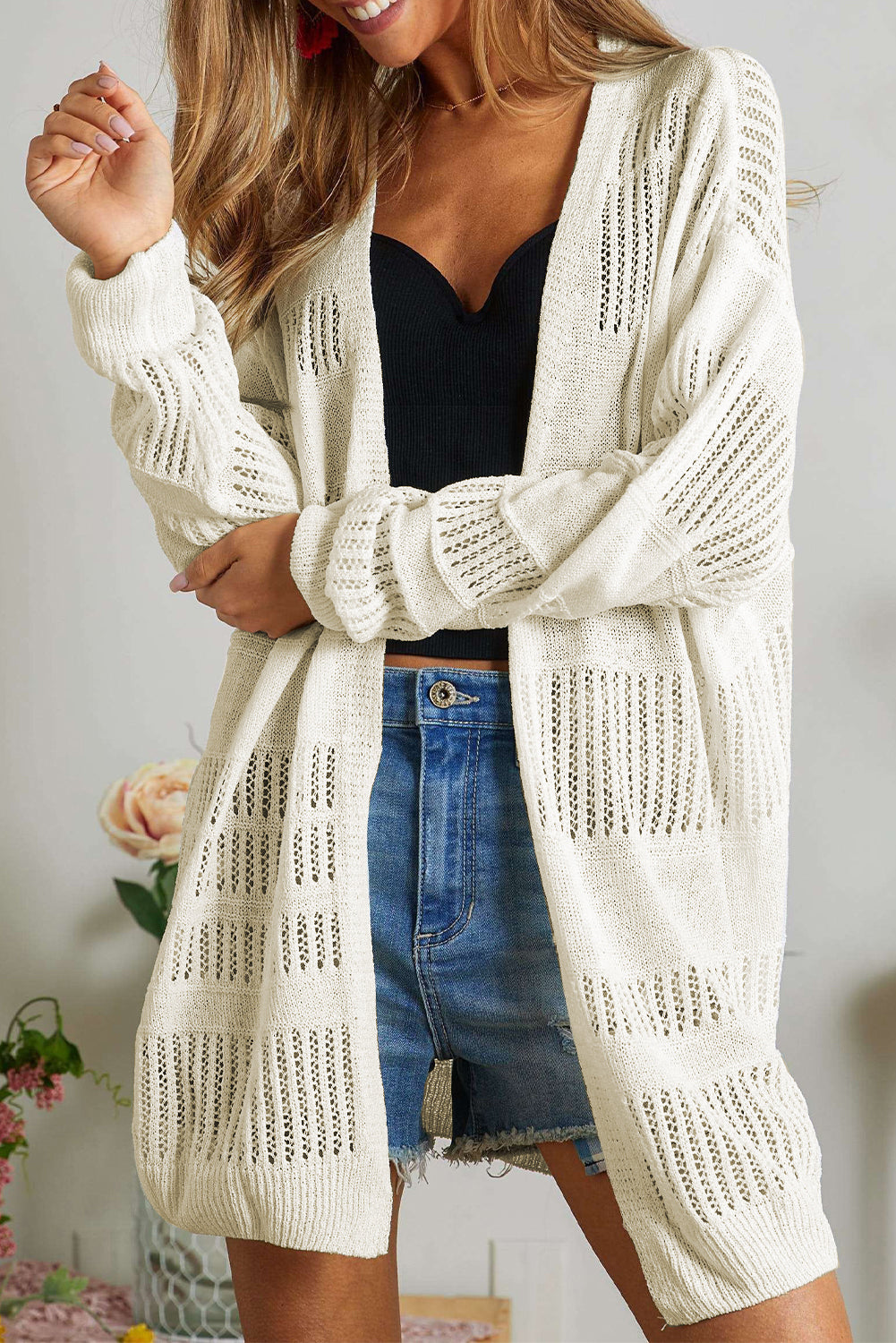 Weiße, einfarbige, leichte, offen gestrickte tunika-strickjacke