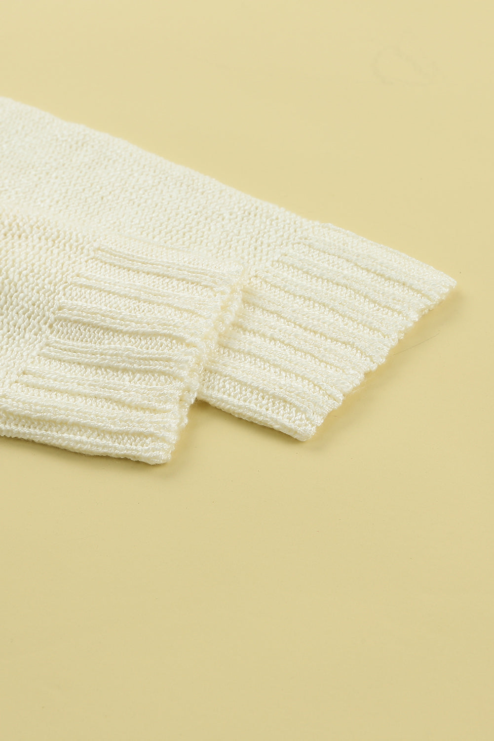 Beigefarbener pullover mit gestreiften schultern und chevronmuster