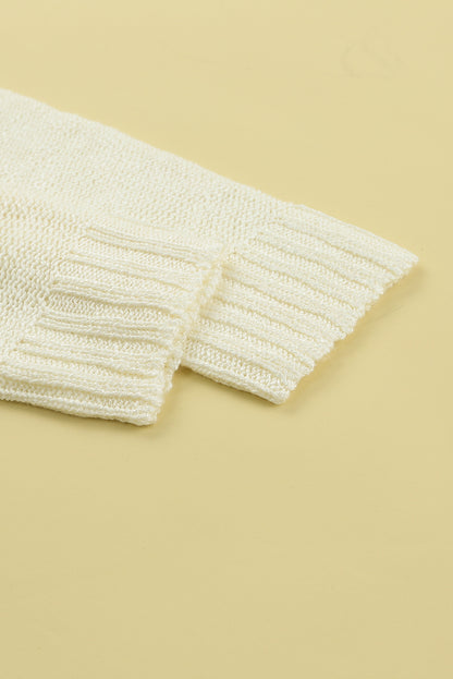 Beigefarbener pullover mit gestreiften schultern und chevronmuster