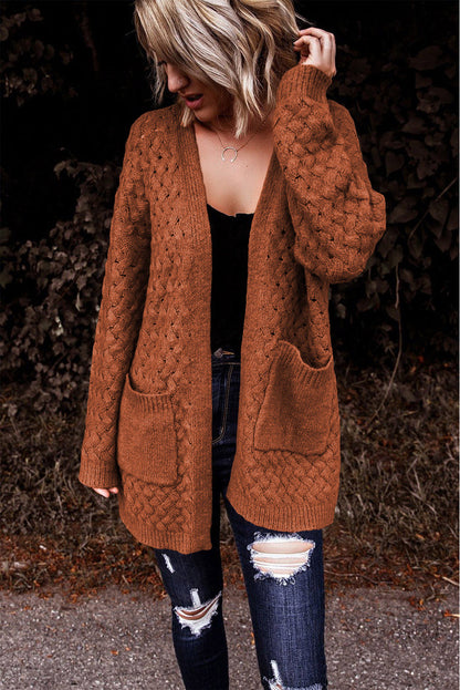 Brauner strickcardigan mit offener vorderseite und gewebter textur und taschen