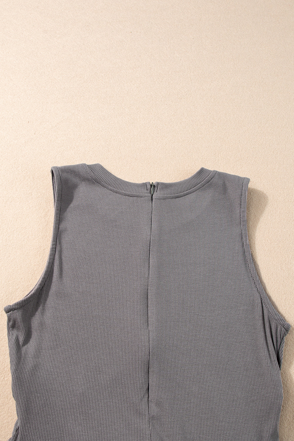 Mittelgrauer ärmelloser jumpsuit mit weitem bein und eingeschnürter taille