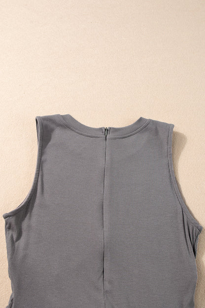 Mittelgrauer ärmelloser jumpsuit mit weitem bein und eingeschnürter taille