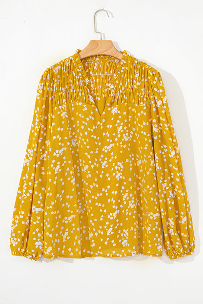 Gelbe plus size bluse mit gerafftem ausschnitt und blumendruck