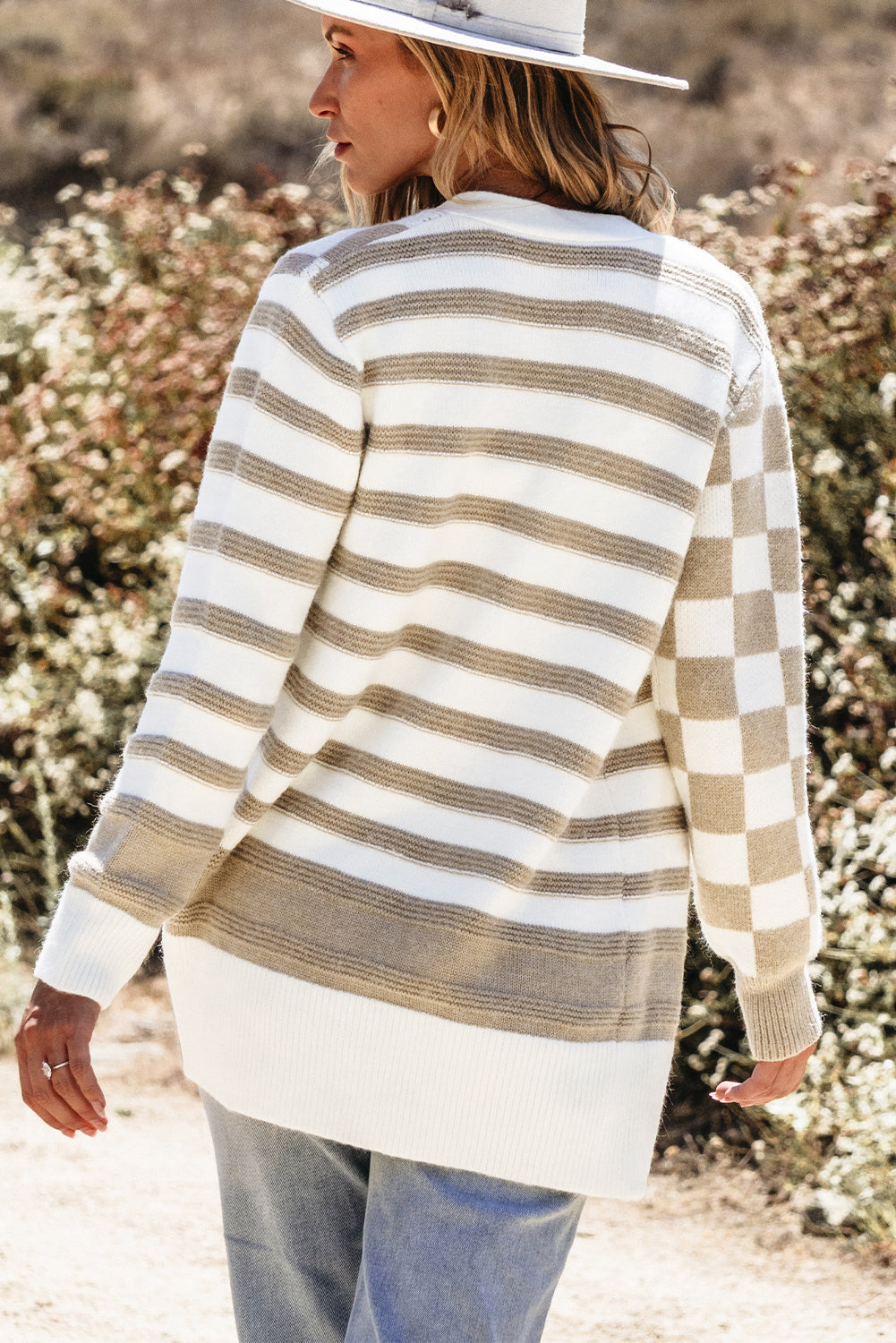 Rauchgrauer gestreifter gingham-strickcardigan mit offener vorderseite