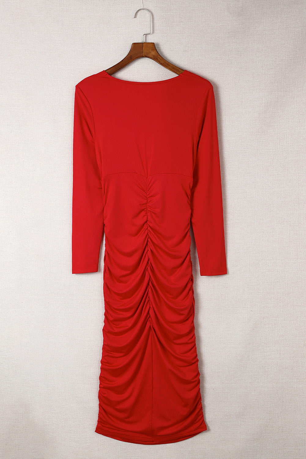 Feurig rotes langärmeliges wickelkleid mit gerüschtem v-ausschnitt und bodycon-kleid