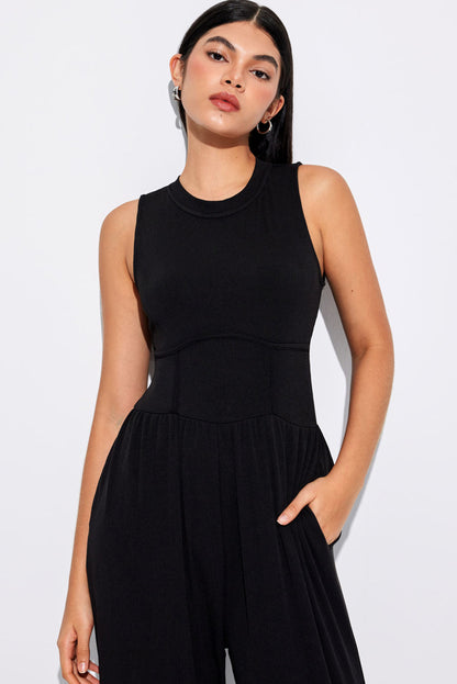 Schwarzer ärmelloser jumpsuit mit weitem bein und eingeschnürter taille