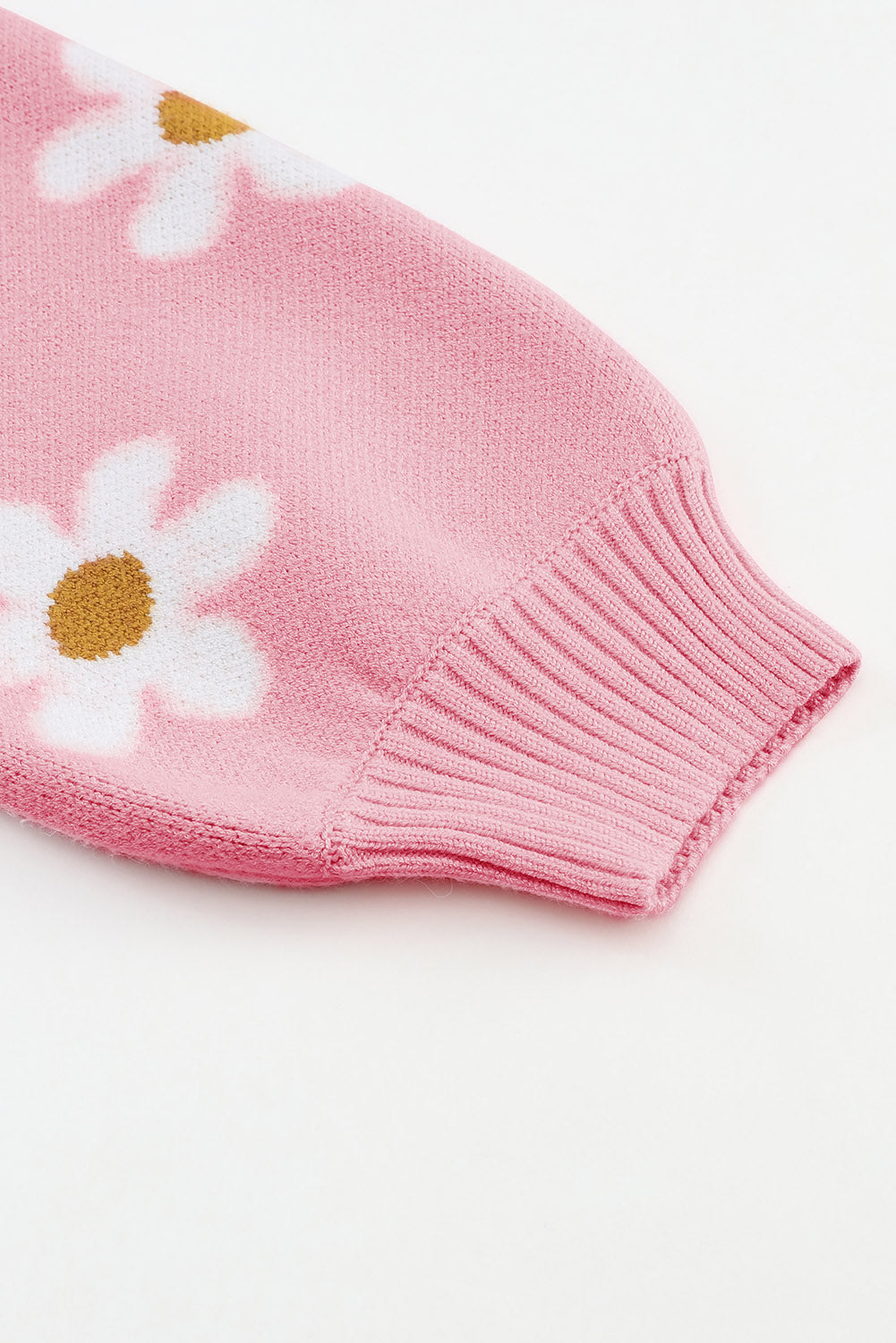 Rosa pullover mit blumenmuster und schultern