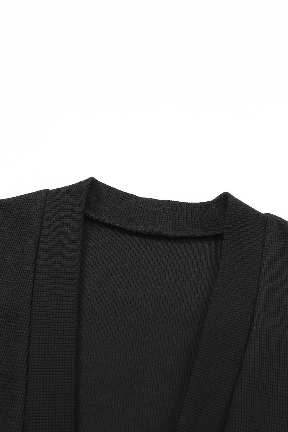Schwarze thermo-waffelstrick-strickjacke mit taschen