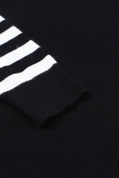 Schwarzer pullover mit gestreiften ärmeln und einfarbigem strick