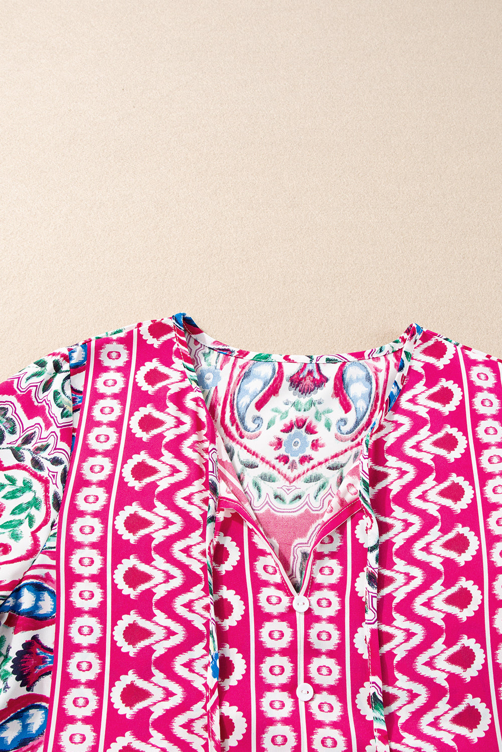 Rosa bohemian print krawattenausschnitt rüschensaum kurzes kleid
