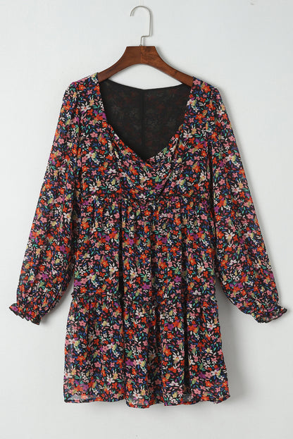 Langärmeliges kleid mit blumenmuster und v-ausschnitt