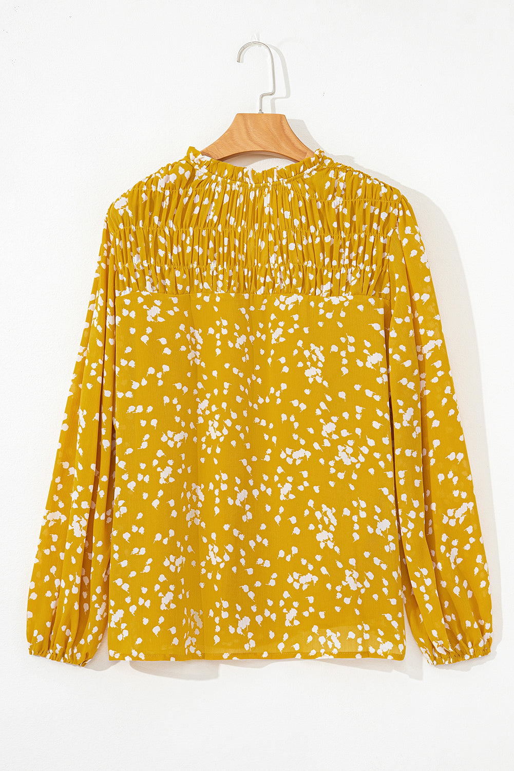 Gelbe plus size bluse mit gerafftem ausschnitt und blumendruck