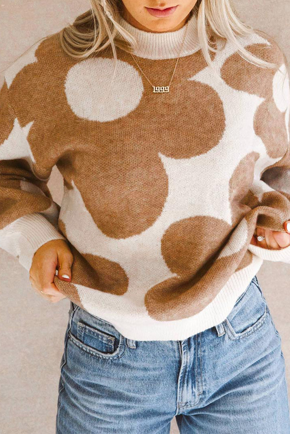 Khakifarbener pullover mit großem blumenmuster und hängenden schultern