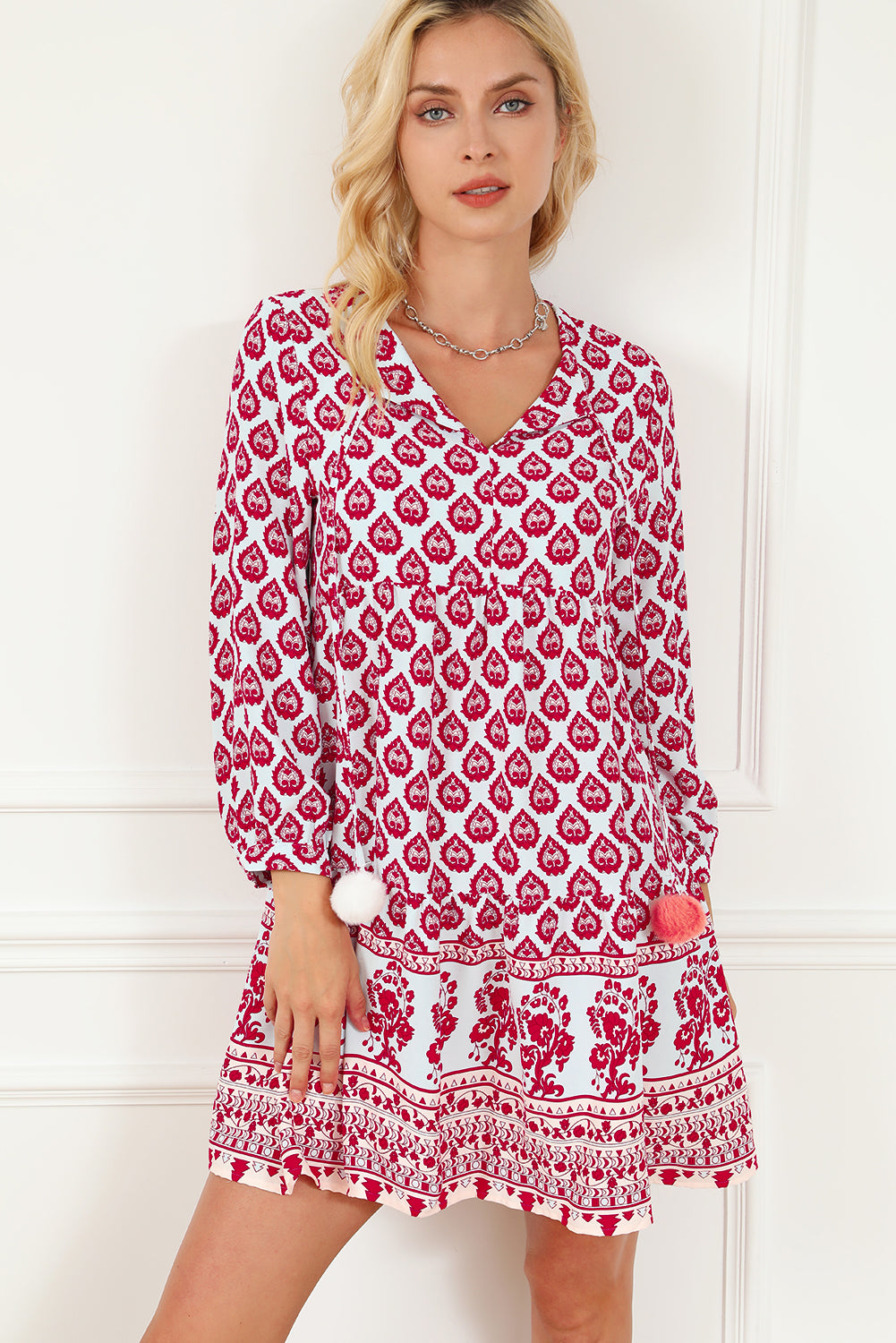 Rosenrotes boho-tassel-krawatten-minikleid mit geteiltem ausschnitt und puffärmel