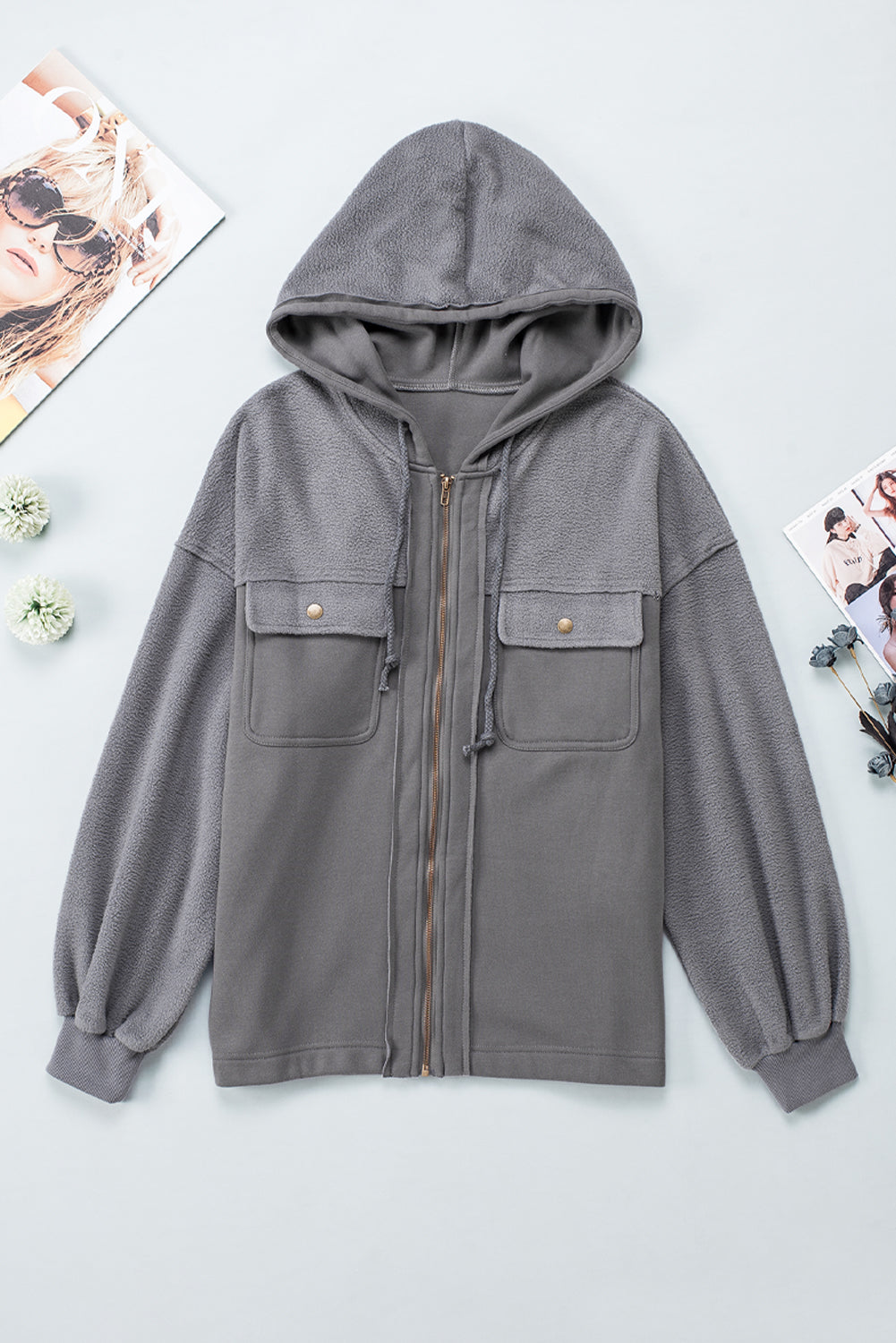 Graue klappentasche mit kordelzug kapuze zip up jacke