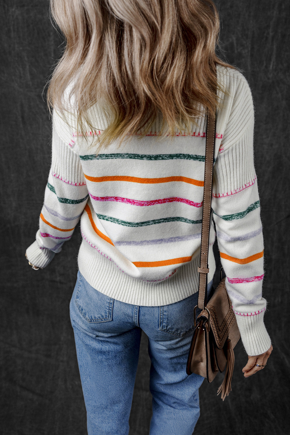 Weißer bunt gestreifter pullover mit rippstrickmuster