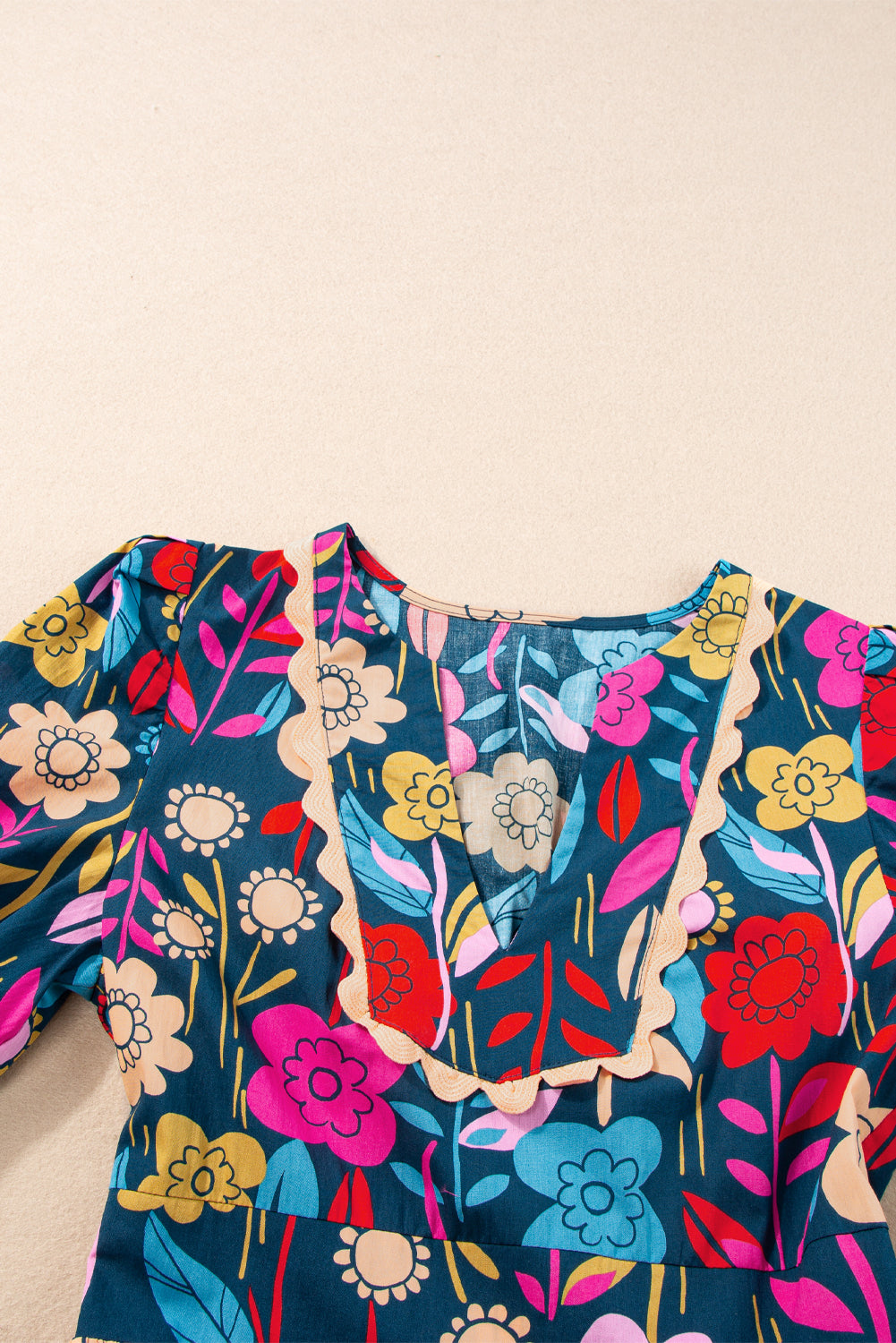 Grünes retro-maxikleid mit blumenmuster und geteiltem ausschnitt