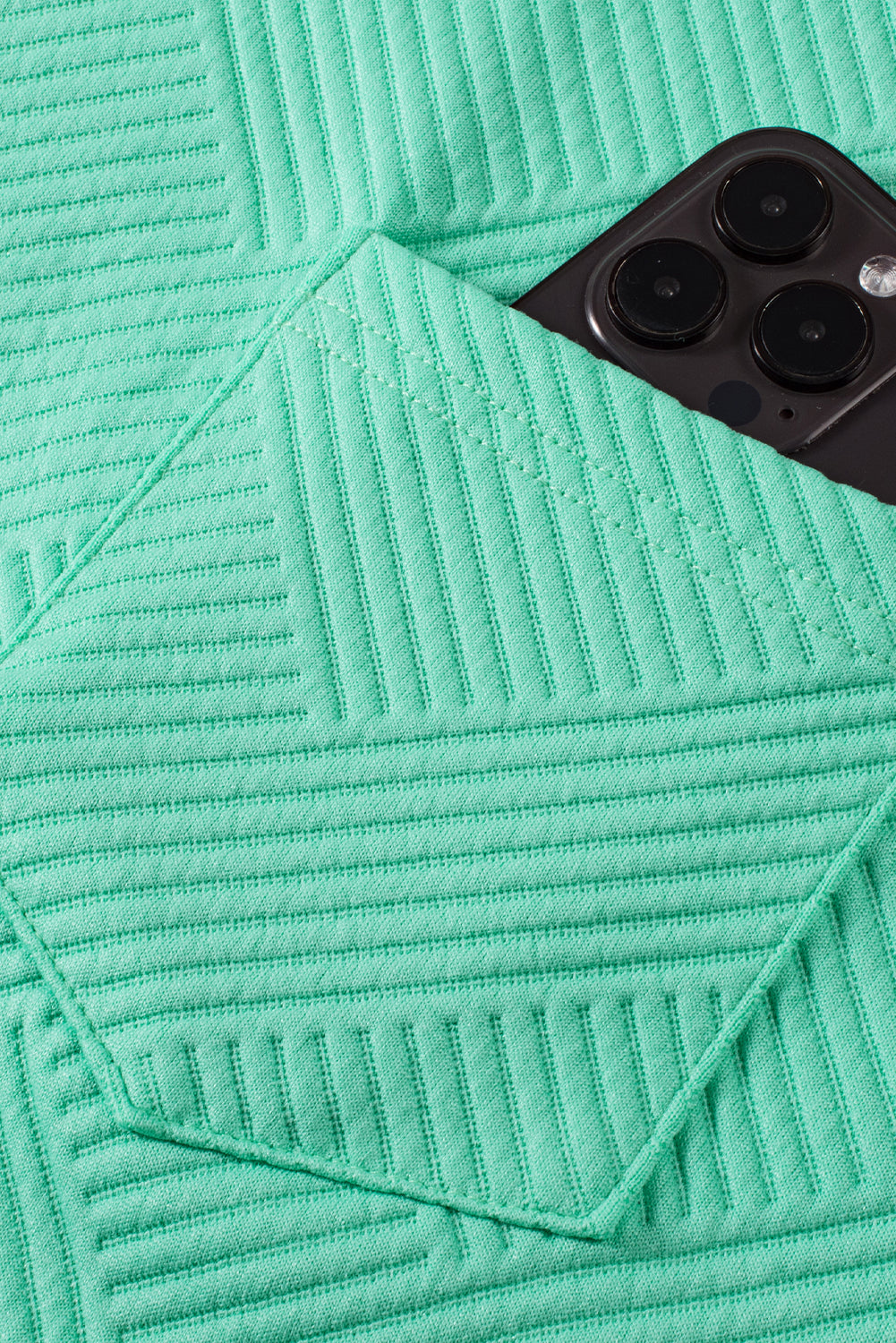 Mintgrünes strukturiertes t-shirt-kleid mit langen ärmeln