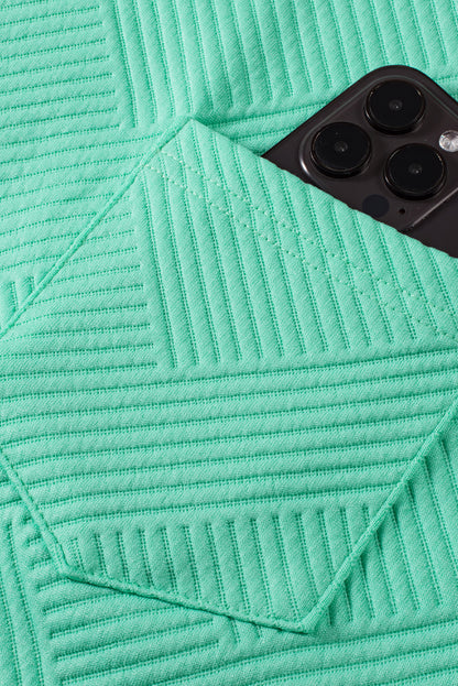 Mintgrünes strukturiertes t-shirt-kleid mit langen ärmeln