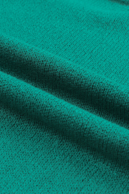 Grüner, farblich abgestimmter, schulterfreier rippenstrickpullover mit tasche