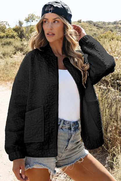 Schwarze gesteppte jacke mit blumenmuster