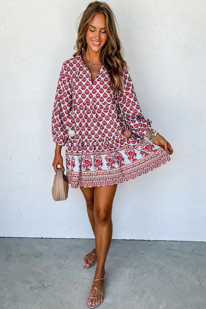 Rosenrotes boho-tassel-krawatten-minikleid mit geteiltem ausschnitt und puffärmel
