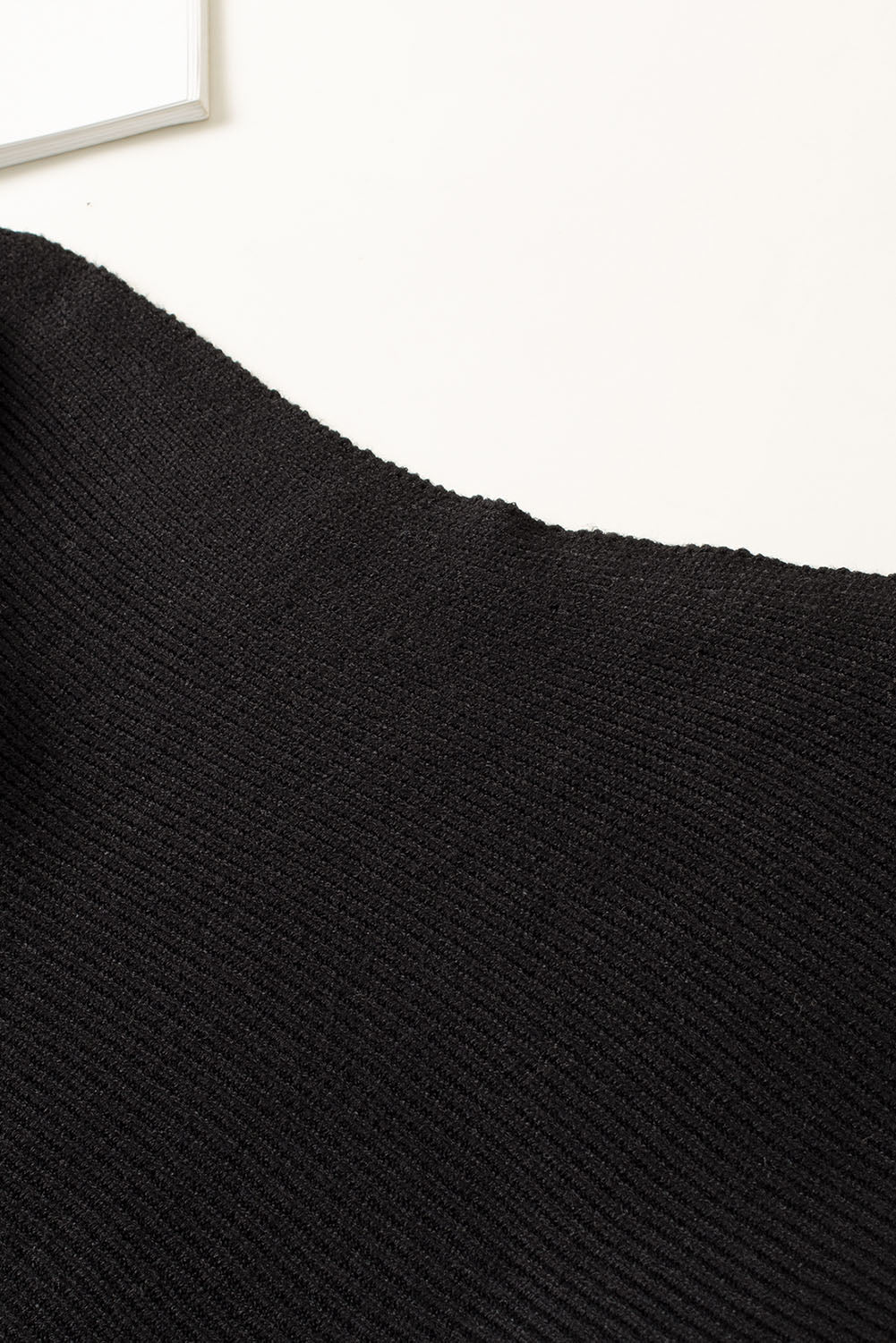 Schwarzer gestreifter langarm-strickpullover