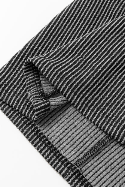 Schwarzes strukturiertes minikleid mit gerafften flatterärmeln