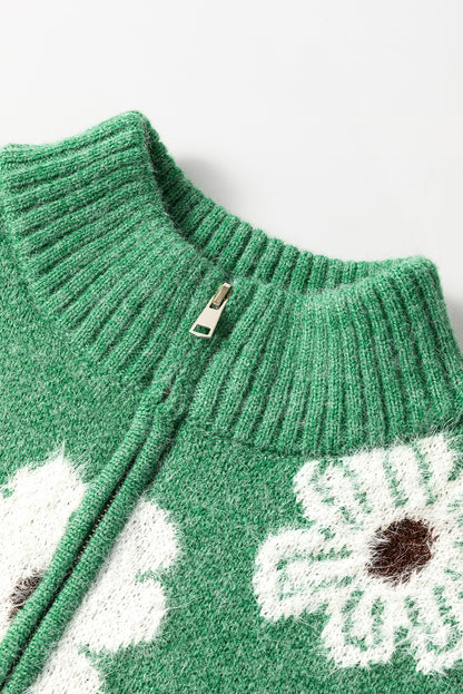 Grüner pullover mit floralem muster und halbem reißverschluss an der schulter