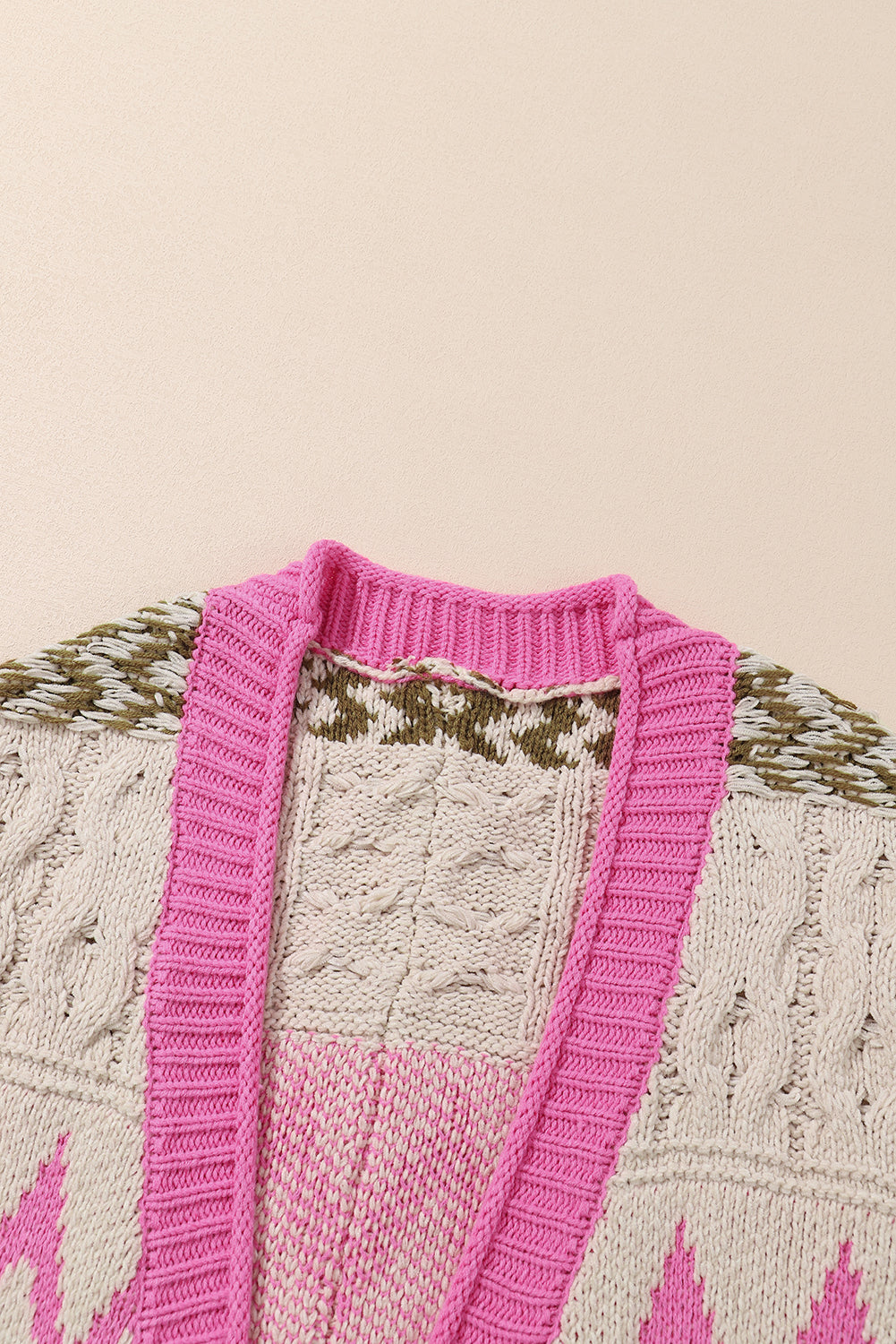 Grauer geometrischer zopfstrick cardigan mit offenen taschen