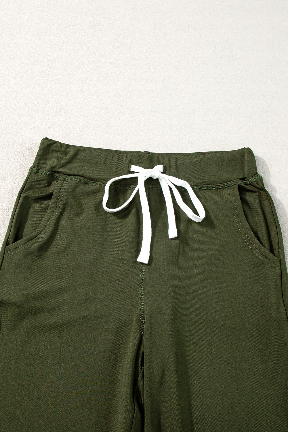 Moosgrüne jogginghose mit kordelzug an der taille