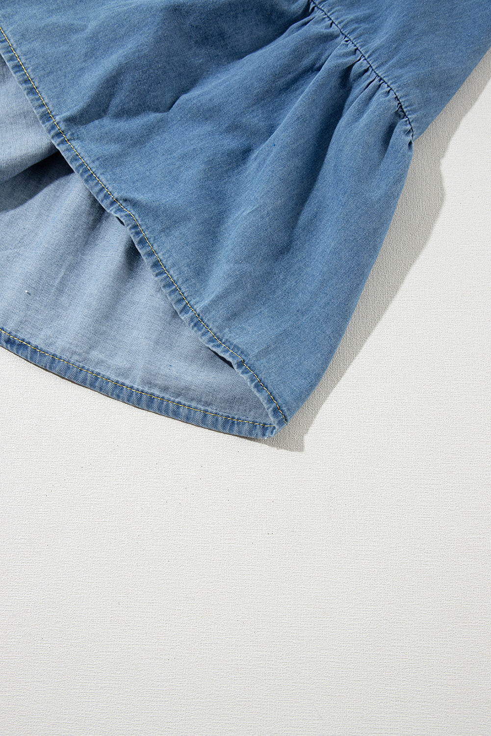 Blaues ärmelloses gestuftes chambray-maxikleid