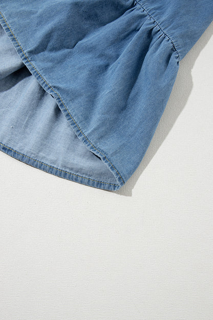 Blaues ärmelloses gestuftes chambray-maxikleid