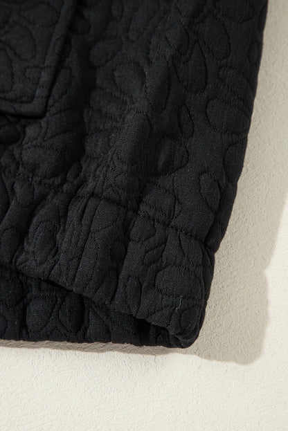Schwarze gesteppte jacke mit blumenmuster