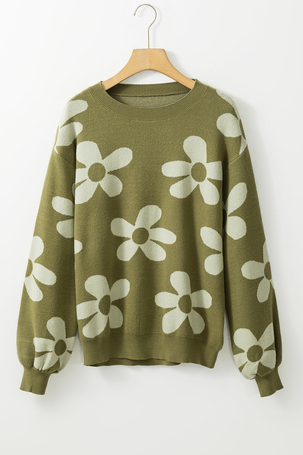 Spinatgrüner pullover mit großer blume und rippstrickmuster