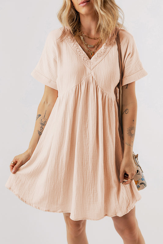 Beige gefaltetes Minikleid mit kurzen Ärmeln und V-Ausschnitt