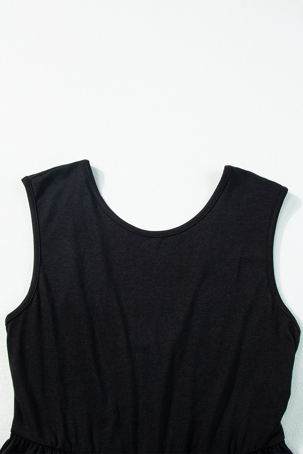 Schwarzer jumpsuit mit weitem bein und offenem rücken
