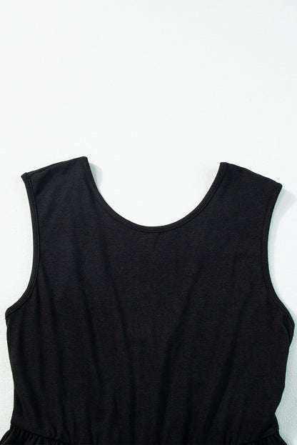 Schwarzer jumpsuit mit weitem bein und offenem rücken