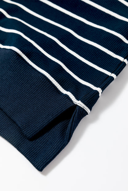 Marineblaues minikleid mit rollkragen und kapuzenärmeln