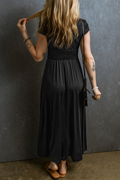 Schwarzes kurzarm-maxikleid mit geraffter taille und v-ausschnitt
