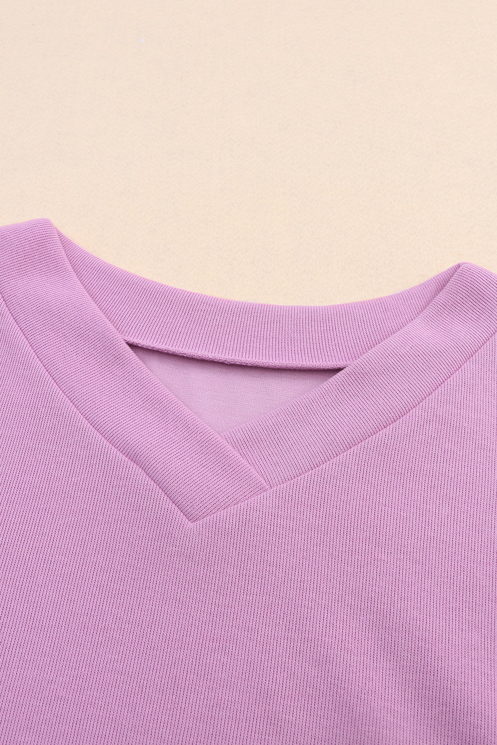 Lila gestrickte bluse mit v-ausschnitt und geknöpften manschetten