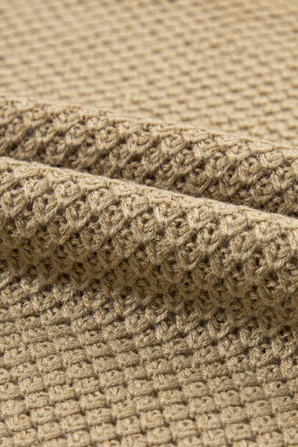 Blasser khaki-rollkragenpullover mit strukturierten kurzen ärmeln
