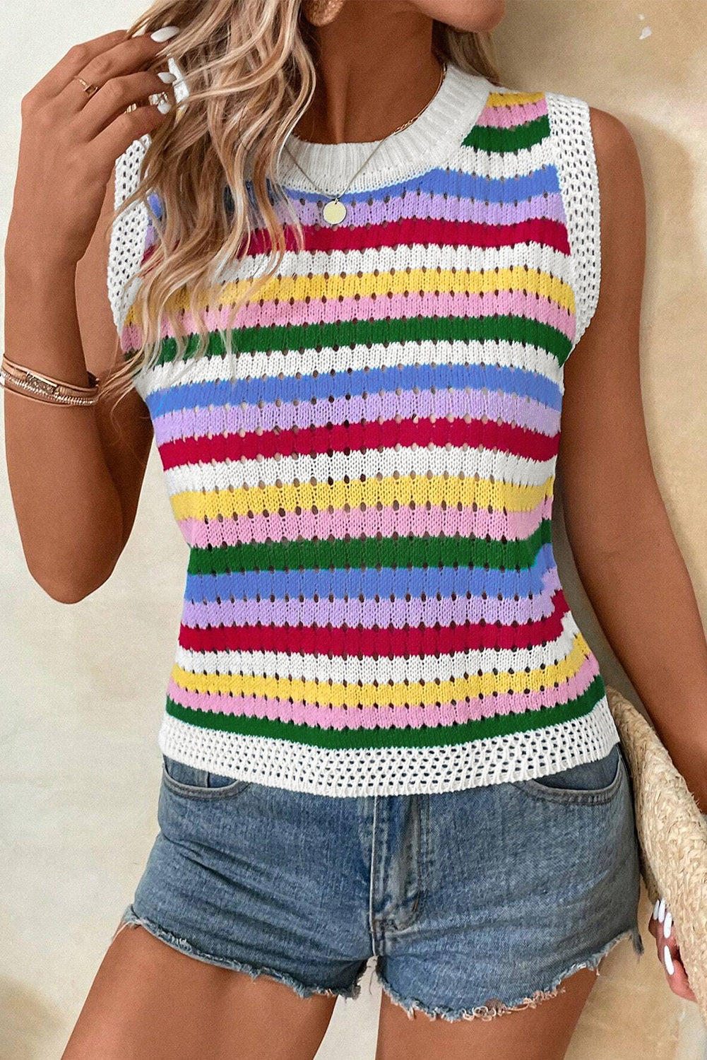 Mehrfarbig gestreifte strickweste mit ösen für schlanken pullover