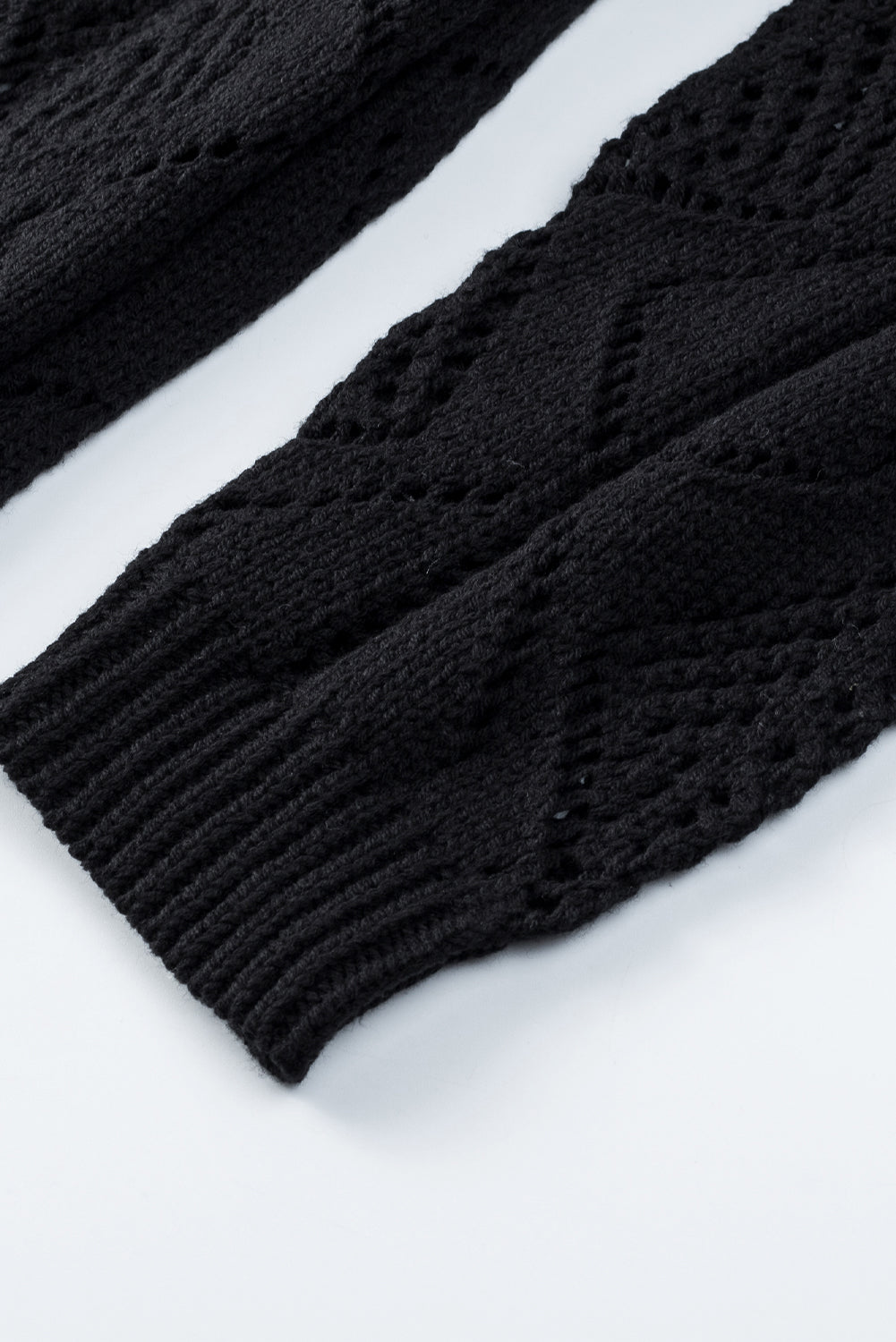 Schwarze durchbrochene strickjacke mit lochmuster