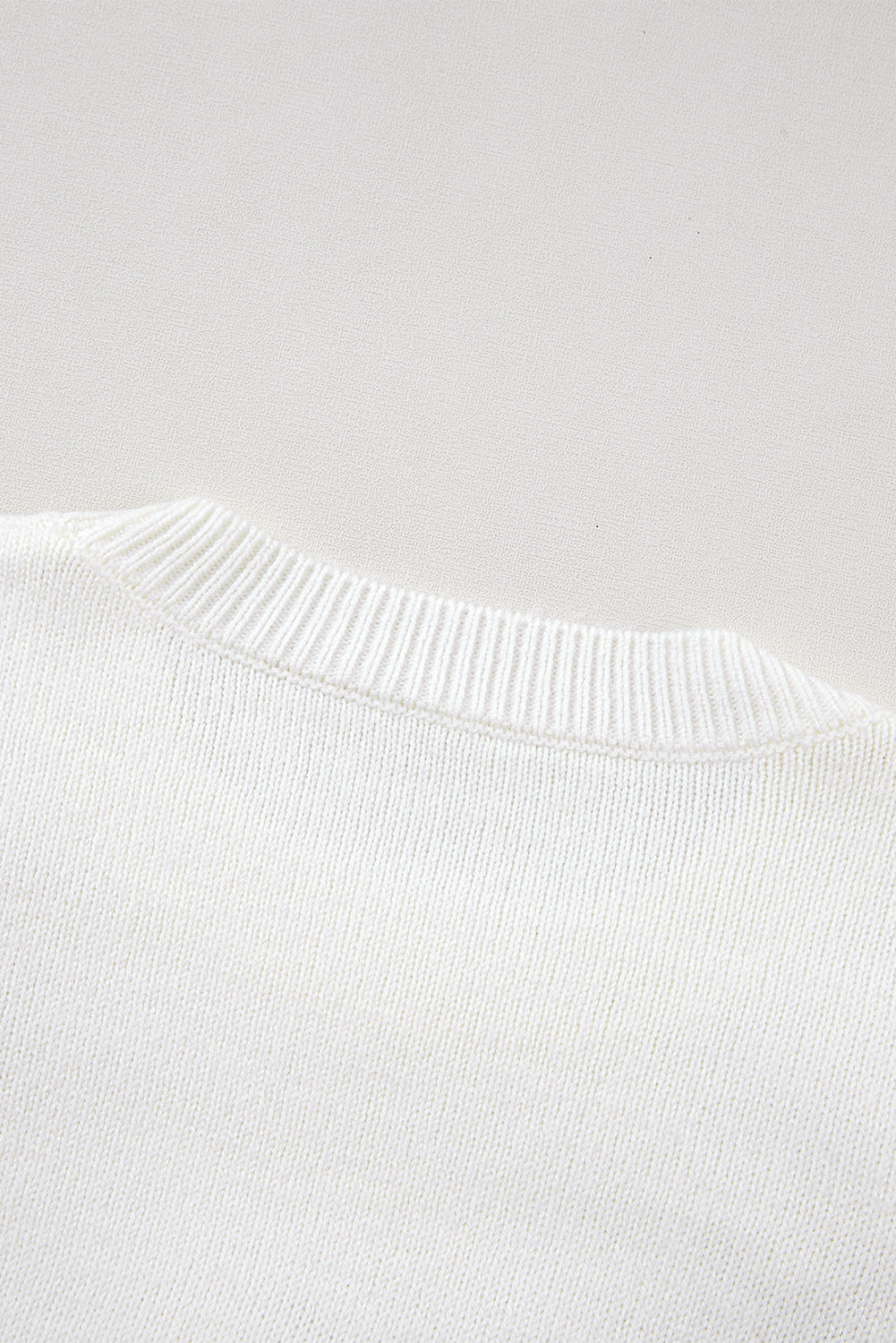 Weißer gehäkelter grobstrickpullover mit blumenmuster