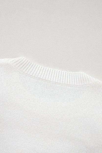 Weißer gehäkelter grobstrickpullover mit blumenmuster