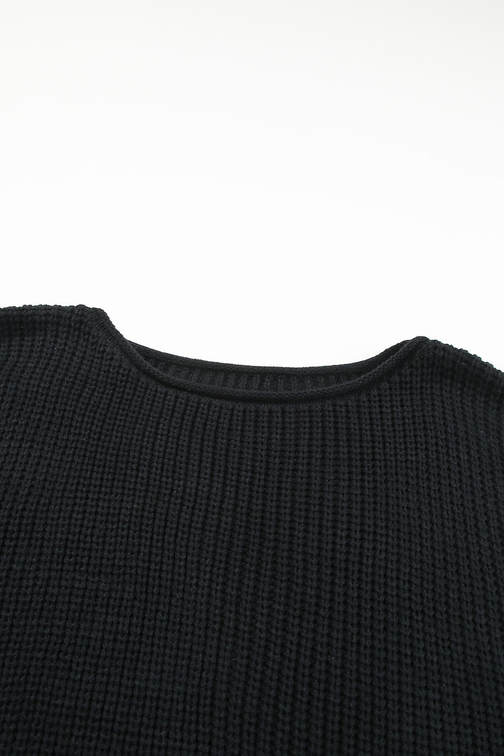 Schwarzer geblümter häkelglocken-pullover mit lockeren ärmeln