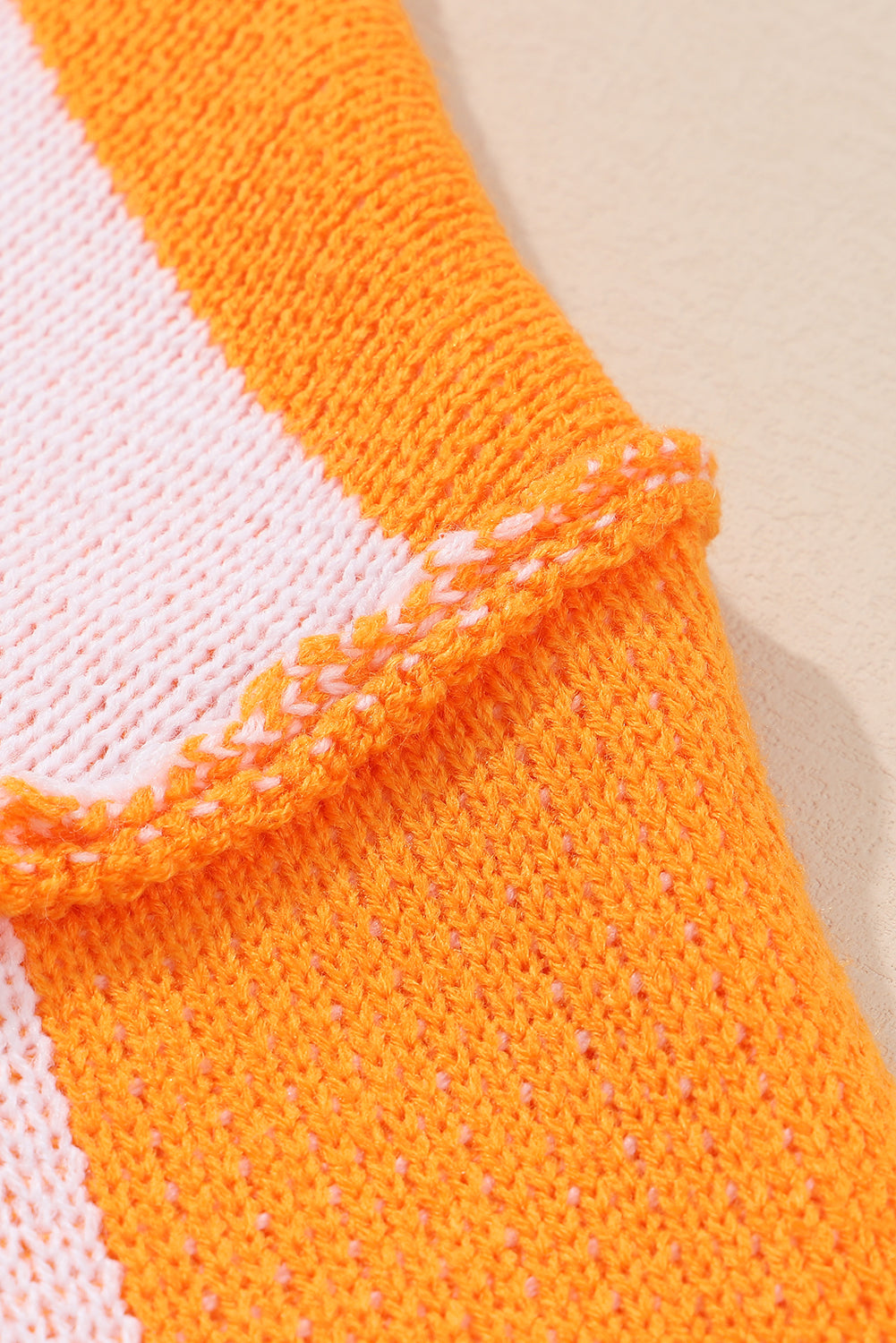 Orange karierter pullover mit läuferärmeln