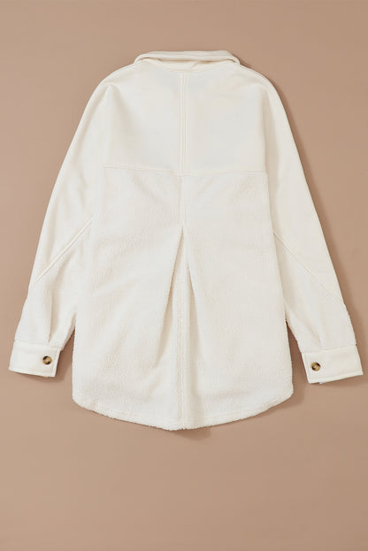 Beige knopfleiste mit nähten tasche rohsaum jacke